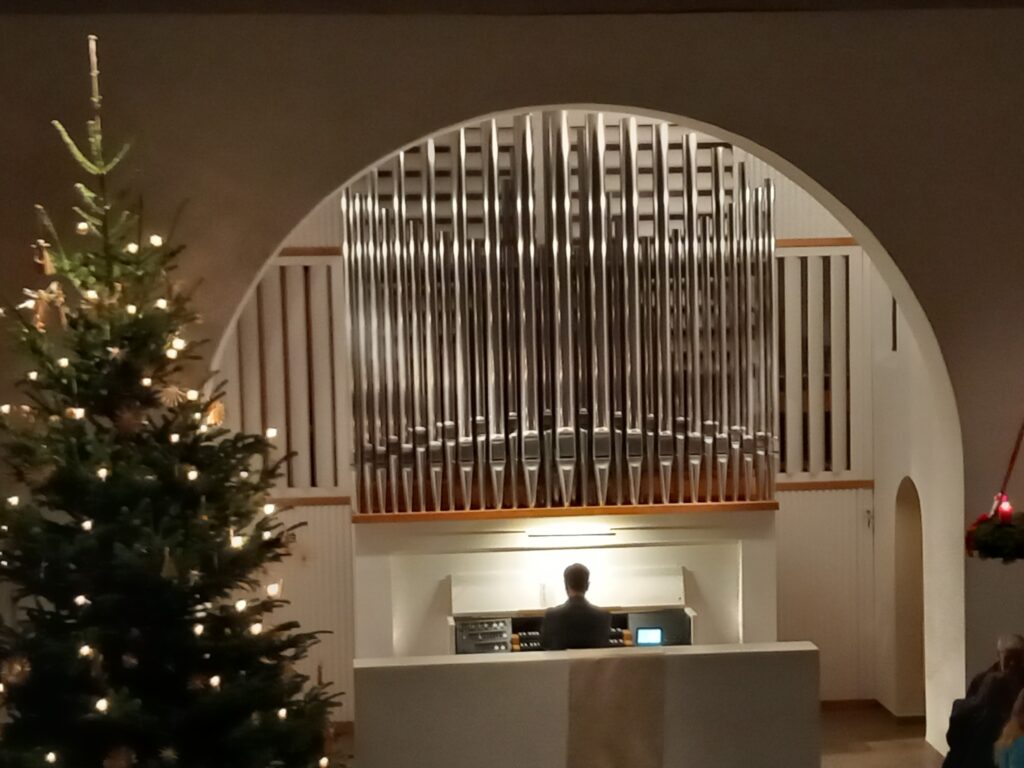 Bild der Orgel in der evangelischen Kirche Herzogenaurach mit Weihnachtsbaum und Adventskranz